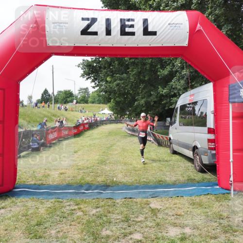 21.06.2025 - 27. Vierlanden-Triathlon MichiJ http://msf.ph/oto/8027586 15.06.2026 12:07:36 Ziel 124 meine-sportfotos.de