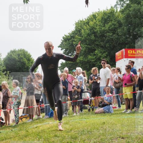 15.06.2025 - 27. Vierlanden-Triathlon KatJ http://msf.ph/oto/8027587 15.06.2025 11:01:22 Schwimmen 808, 869 meine-sportfotos.de