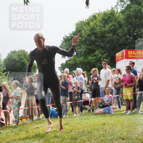15.06.2025 - 27. Vierlanden-Triathlon KatJ http://msf.ph/oto/8027603 15.06.2025 11:01:22 Schwimmen 808, 869 meine-sportfotos.de