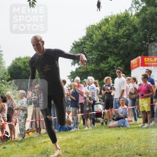 15.06.2025 - 27. Vierlanden-Triathlon KatJ http://msf.ph/oto/8027609 15.06.2025 11:01:22 Schwimmen 808, 869 meine-sportfotos.de