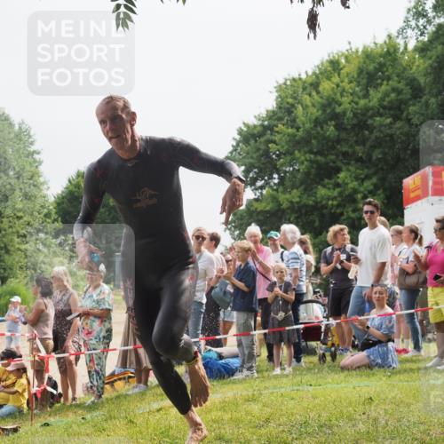 15.06.2025 - 27. Vierlanden-Triathlon KatJ http://msf.ph/oto/8027614 15.06.2025 11:01:23 Schwimmen 717, 808, 869 meine-sportfotos.de