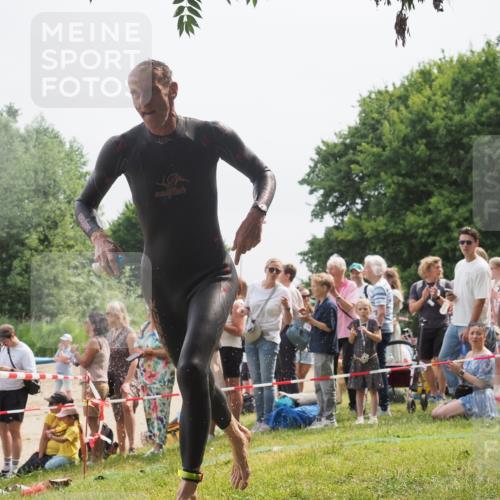 15.06.2025 - 27. Vierlanden-Triathlon KatJ http://msf.ph/oto/8027618 15.06.2025 11:01:23 Schwimmen 717, 808, 869 meine-sportfotos.de