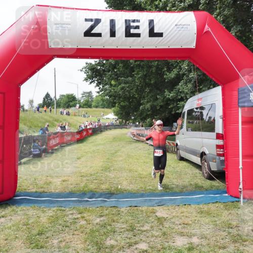 21.06.2025 - 27. Vierlanden-Triathlon MichiJ http://msf.ph/oto/8027623 15.06.2026 12:07:36 Ziel 124 meine-sportfotos.de