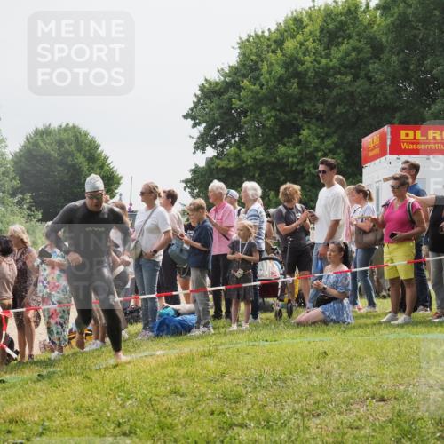 15.06.2025 - 27. Vierlanden-Triathlon KatJ http://msf.ph/oto/8027631 15.06.2025 11:01:28 Schwimmen 717, 808, 869 meine-sportfotos.de
