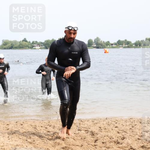 15.06.2025 - 27. Vierlanden-Triathlon Lena Gebhardt http://msf.ph/oto/8027637 15.06.2025 11:00:44 Schwimmen 637, 649, 678, 681, 699, 723, 746 meine-sportfotos.de