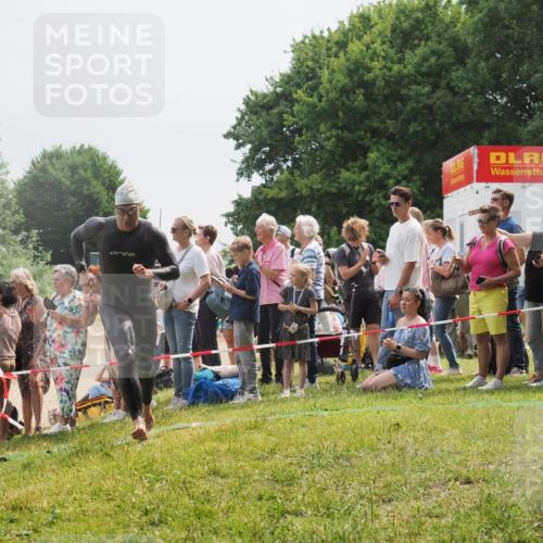 15.06.2025 - 27. Vierlanden-Triathlon KatJ http://msf.ph/oto/8027652 15.06.2025 11:01:28 Schwimmen 717, 808, 869 meine-sportfotos.de
