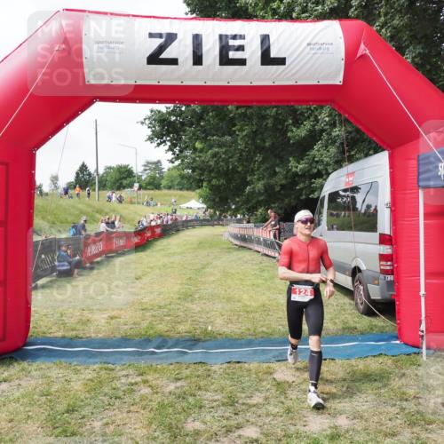 21.06.2025 - 27. Vierlanden-Triathlon MichiJ http://msf.ph/oto/8027671 15.06.2026 12:07:37 Ziel 124 meine-sportfotos.de