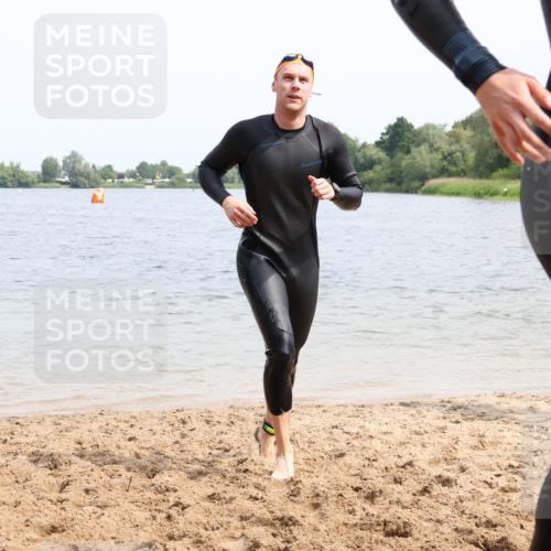 15.06.2025 - 27. Vierlanden-Triathlon Lena Gebhardt http://msf.ph/oto/8027673 15.06.2025 11:00:49 Schwimmen 637, 678, 681, 699, 746 meine-sportfotos.de