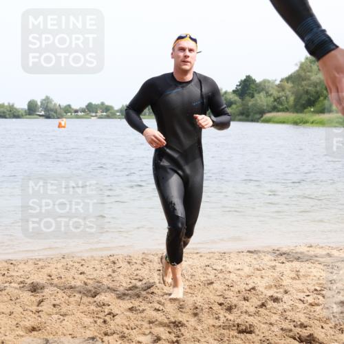 15.06.2025 - 27. Vierlanden-Triathlon Lena Gebhardt http://msf.ph/oto/8027678 15.06.2025 11:00:49 Schwimmen 637, 678, 681, 699, 746 meine-sportfotos.de