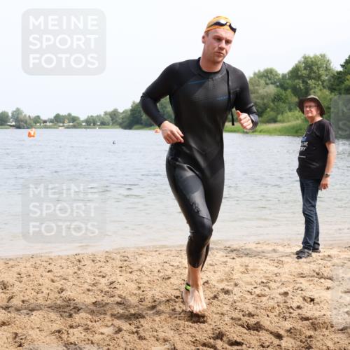 15.06.2025 - 27. Vierlanden-Triathlon Lena Gebhardt http://msf.ph/oto/8027681 15.06.2025 11:00:50 Schwimmen 637, 678, 681, 699, 746 meine-sportfotos.de