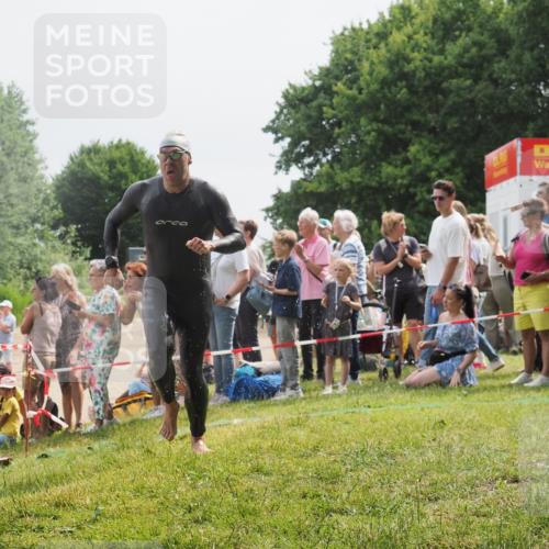 15.06.2025 - 27. Vierlanden-Triathlon KatJ http://msf.ph/oto/8027686 15.06.2025 11:01:28 Schwimmen 717, 808, 869 meine-sportfotos.de