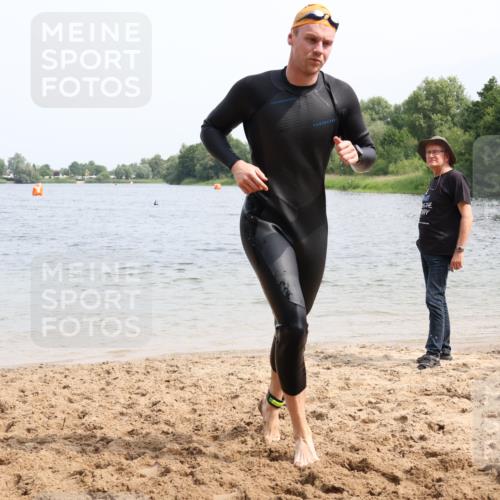 15.06.2025 - 27. Vierlanden-Triathlon Lena Gebhardt http://msf.ph/oto/8027690 15.06.2025 11:00:50 Schwimmen 637, 678, 681, 699, 746 meine-sportfotos.de