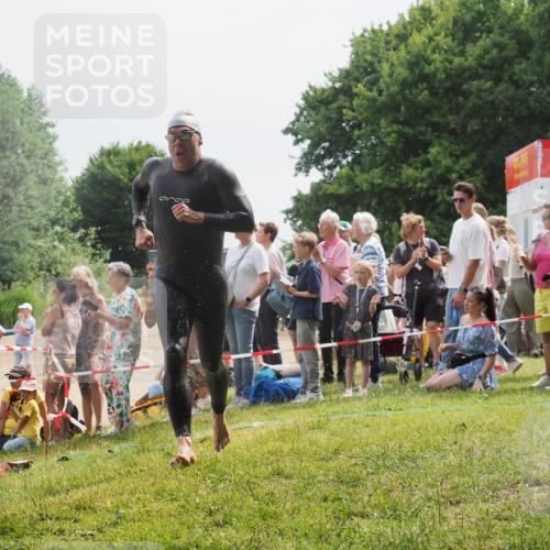 15.06.2025 - 27. Vierlanden-Triathlon KatJ http://msf.ph/oto/8027696 15.06.2025 11:01:29 Schwimmen 717, 808, 869 meine-sportfotos.de