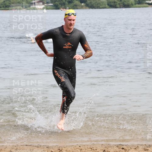 15.06.2025 - 27. Vierlanden-Triathlon Lena Gebhardt http://msf.ph/oto/8027701 15.06.2025 11:00:52 Schwimmen 637, 681, 699, 746 meine-sportfotos.de