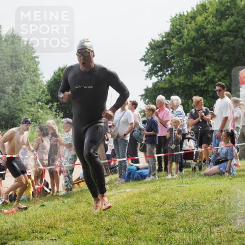 15.06.2025 - 27. Vierlanden-Triathlon KatJ http://msf.ph/oto/8027717 15.06.2025 11:01:29 Schwimmen 717, 808, 869 meine-sportfotos.de