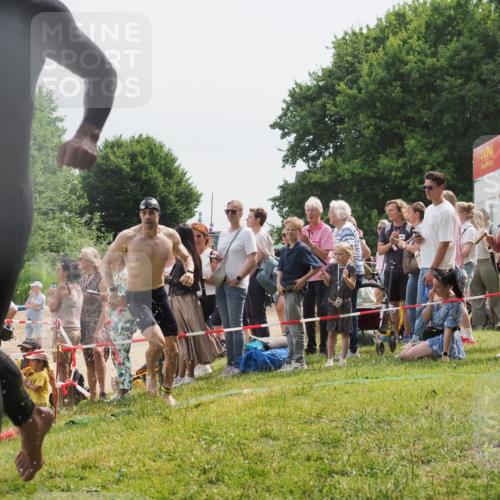 15.06.2025 - 27. Vierlanden-Triathlon KatJ http://msf.ph/oto/8027721 15.06.2025 11:01:30 Schwimmen 717, 808, 869 meine-sportfotos.de
