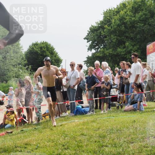 15.06.2025 - 27. Vierlanden-Triathlon KatJ http://msf.ph/oto/8027724 15.06.2025 11:01:30 Schwimmen 717, 808, 869 meine-sportfotos.de