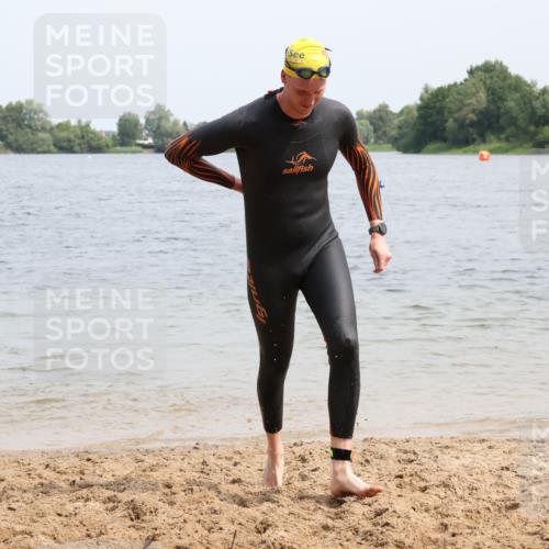 15.06.2025 - 27. Vierlanden-Triathlon Lena Gebhardt http://msf.ph/oto/8027735 15.06.2025 11:00:53 Schwimmen 637, 681, 699, 746 meine-sportfotos.de