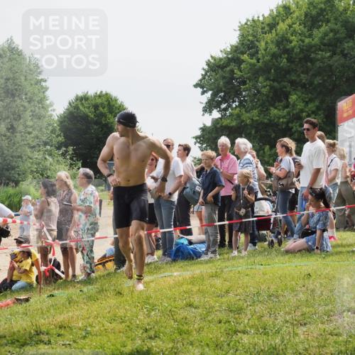 15.06.2025 - 27. Vierlanden-Triathlon KatJ http://msf.ph/oto/8027742 15.06.2025 11:01:30 Schwimmen 717, 808, 869 meine-sportfotos.de