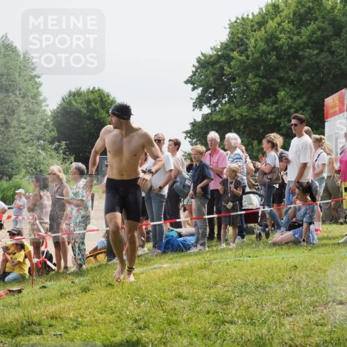 15.06.2025 - 27. Vierlanden-Triathlon KatJ http://msf.ph/oto/8027747 15.06.2025 11:01:30 Schwimmen 717, 808, 869 meine-sportfotos.de