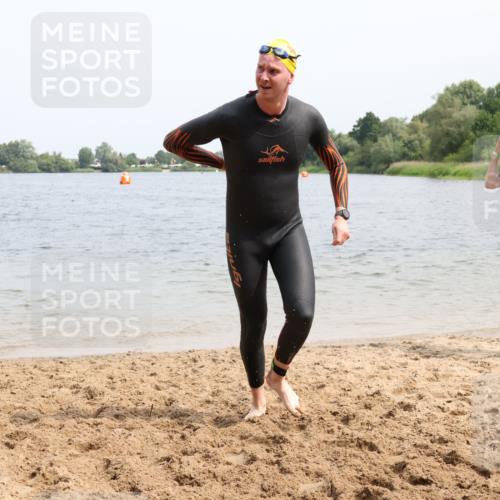 15.06.2025 - 27. Vierlanden-Triathlon Lena Gebhardt http://msf.ph/oto/8027751 15.06.2025 11:00:54 Schwimmen 637, 681, 699, 746 meine-sportfotos.de