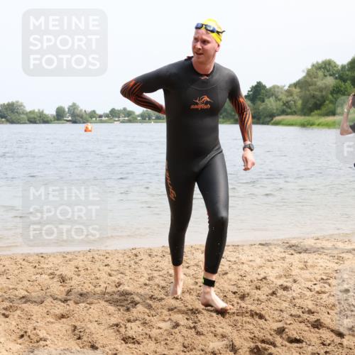 15.06.2025 - 27. Vierlanden-Triathlon Lena Gebhardt http://msf.ph/oto/8027758 15.06.2025 11:00:54 Schwimmen 637, 681, 699, 746 meine-sportfotos.de