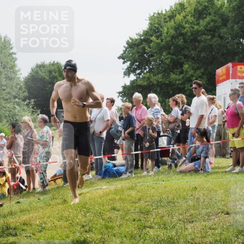 15.06.2025 - 27. Vierlanden-Triathlon KatJ http://msf.ph/oto/8027766 15.06.2025 11:01:31 Schwimmen 717, 808, 869 meine-sportfotos.de