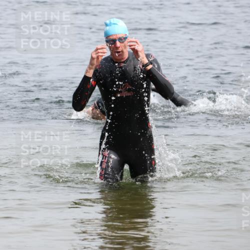 15.06.2025 - 27. Vierlanden-Triathlon Lena Gebhardt http://msf.ph/oto/8027769 15.06.2025 11:01:13 Schwimmen 808 meine-sportfotos.de