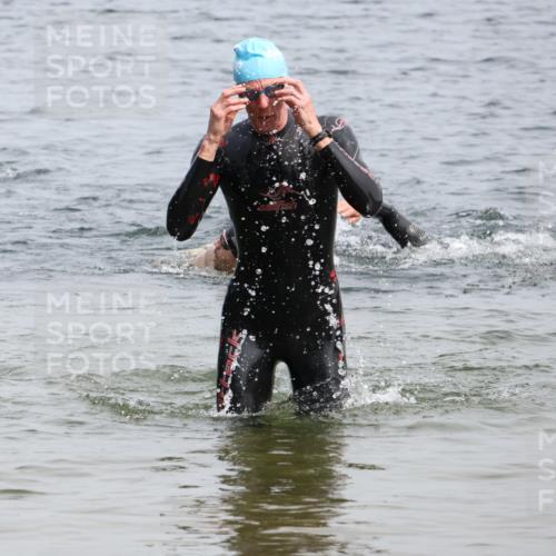 15.06.2025 - 27. Vierlanden-Triathlon Lena Gebhardt http://msf.ph/oto/8027773 15.06.2025 11:01:13 Schwimmen 808 meine-sportfotos.de