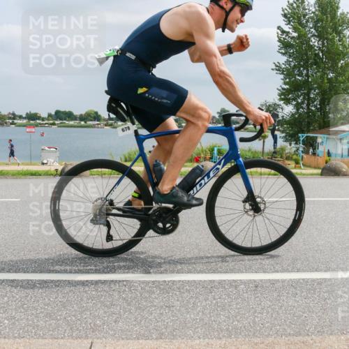 21.06.2025 - 27. Vierlanden-Triathlon H.Heesch http://msf.ph/oto/8027777 15.06.2025 12:19:48 Radfahren 678, 743, 903 meine-sportfotos.de