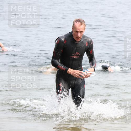 15.06.2025 - 27. Vierlanden-Triathlon Lena Gebhardt http://msf.ph/oto/8027784 15.06.2025 11:01:15 Schwimmen 808, 869 meine-sportfotos.de