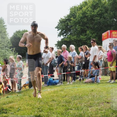 15.06.2025 - 27. Vierlanden-Triathlon KatJ http://msf.ph/oto/8027789 15.06.2025 11:01:31 Schwimmen 717, 808, 869 meine-sportfotos.de