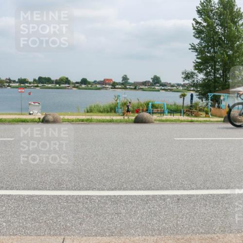 21.06.2025 - 27. Vierlanden-Triathlon H.Heesch http://msf.ph/oto/8027792 15.06.2025 12:19:49 Radfahren 678, 743, 903 meine-sportfotos.de