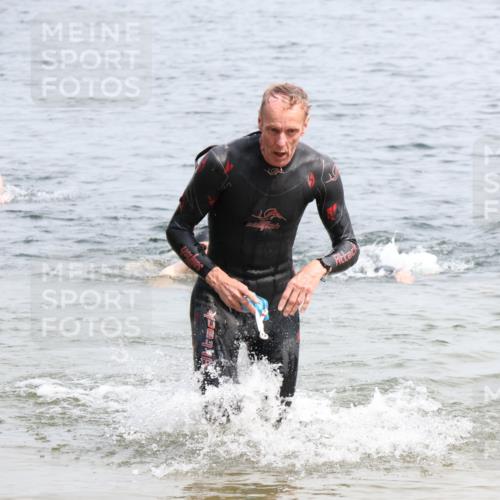 15.06.2025 - 27. Vierlanden-Triathlon Lena Gebhardt http://msf.ph/oto/8027794 15.06.2025 11:01:15 Schwimmen 808, 869 meine-sportfotos.de