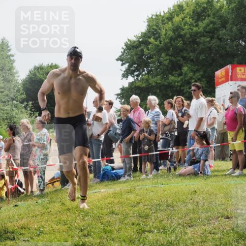 15.06.2025 - 27. Vierlanden-Triathlon KatJ http://msf.ph/oto/8027801 15.06.2025 11:01:31 Schwimmen 717, 808, 869 meine-sportfotos.de