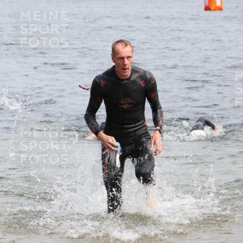 15.06.2025 - 27. Vierlanden-Triathlon Lena Gebhardt http://msf.ph/oto/8027802 15.06.2025 11:01:16 Schwimmen 717, 808, 869 meine-sportfotos.de