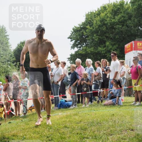 15.06.2025 - 27. Vierlanden-Triathlon KatJ http://msf.ph/oto/8027813 15.06.2025 11:01:31 Schwimmen 717, 808, 869 meine-sportfotos.de