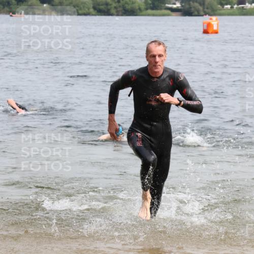 15.06.2025 - 27. Vierlanden-Triathlon Lena Gebhardt http://msf.ph/oto/8027823 15.06.2025 11:01:16 Schwimmen 717, 808, 869 meine-sportfotos.de