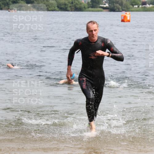 15.06.2025 - 27. Vierlanden-Triathlon Lena Gebhardt http://msf.ph/oto/8027830 15.06.2025 11:01:17 Schwimmen 717, 808, 869 meine-sportfotos.de