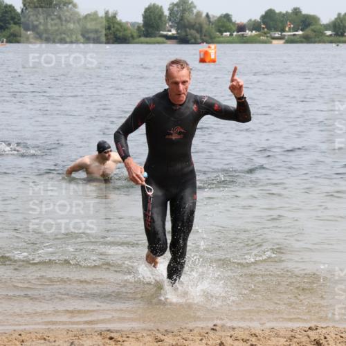 15.06.2025 - 27. Vierlanden-Triathlon Lena Gebhardt http://msf.ph/oto/8027839 15.06.2025 11:01:17 Schwimmen 717, 808, 869 meine-sportfotos.de
