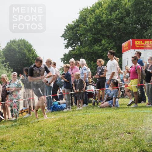 15.06.2025 - 27. Vierlanden-Triathlon KatJ http://msf.ph/oto/8027849 15.06.2025 11:01:39 Schwimmen 701, 717 meine-sportfotos.de