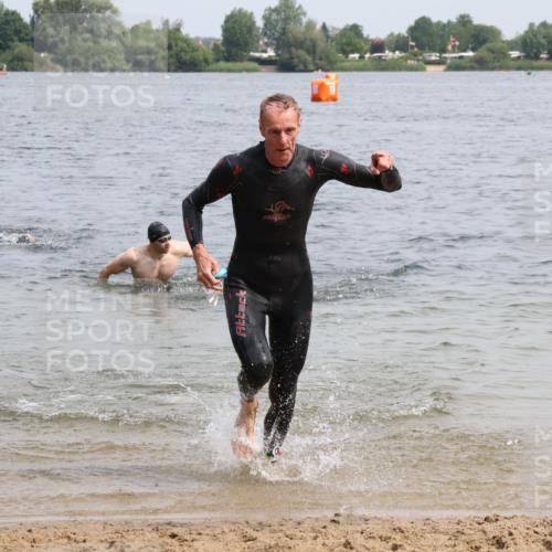 15.06.2025 - 27. Vierlanden-Triathlon Lena Gebhardt http://msf.ph/oto/8027851 15.06.2025 11:01:17 Schwimmen 717, 808, 869 meine-sportfotos.de
