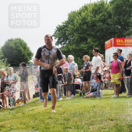 15.06.2025 - 27. Vierlanden-Triathlon KatJ http://msf.ph/oto/8027869 15.06.2025 11:01:40 Schwimmen 701 meine-sportfotos.de