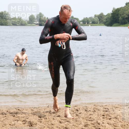 15.06.2025 - 27. Vierlanden-Triathlon Lena Gebhardt http://msf.ph/oto/8027876 15.06.2025 11:01:18 Schwimmen 717, 808, 869 meine-sportfotos.de