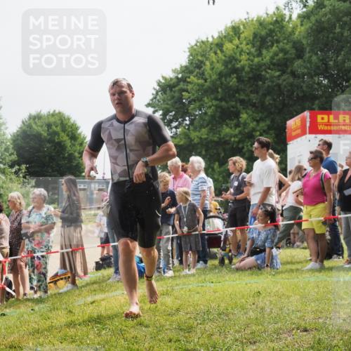 15.06.2025 - 27. Vierlanden-Triathlon KatJ http://msf.ph/oto/8027877 15.06.2025 11:01:41 Schwimmen 701 meine-sportfotos.de