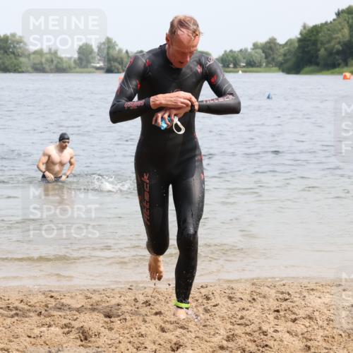 15.06.2025 - 27. Vierlanden-Triathlon Lena Gebhardt http://msf.ph/oto/8027885 15.06.2025 11:01:18 Schwimmen 717, 808, 869 meine-sportfotos.de
