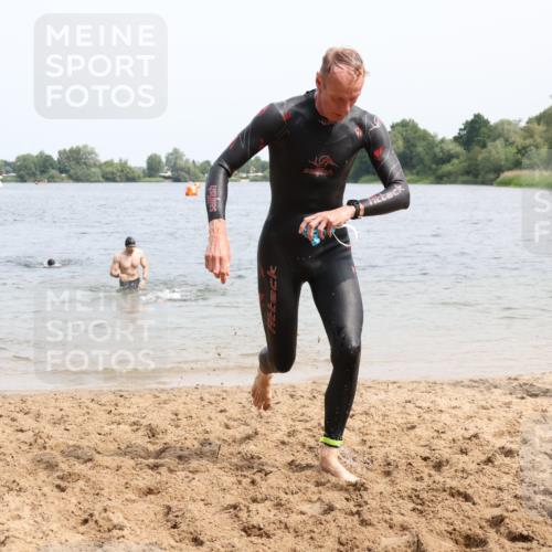 15.06.2025 - 27. Vierlanden-Triathlon Lena Gebhardt http://msf.ph/oto/8027894 15.06.2025 11:01:19 Schwimmen 717, 808, 869 meine-sportfotos.de