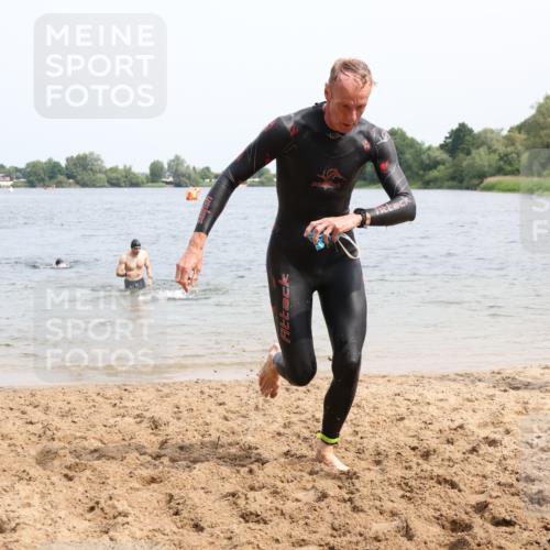 15.06.2025 - 27. Vierlanden-Triathlon Lena Gebhardt http://msf.ph/oto/8027901 15.06.2025 11:01:19 Schwimmen 717, 808, 869 meine-sportfotos.de