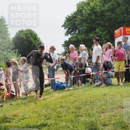15.06.2025 - 27. Vierlanden-Triathlon KatJ http://msf.ph/oto/8027903 15.06.2025 11:02:01 Schwimmen 867 meine-sportfotos.de