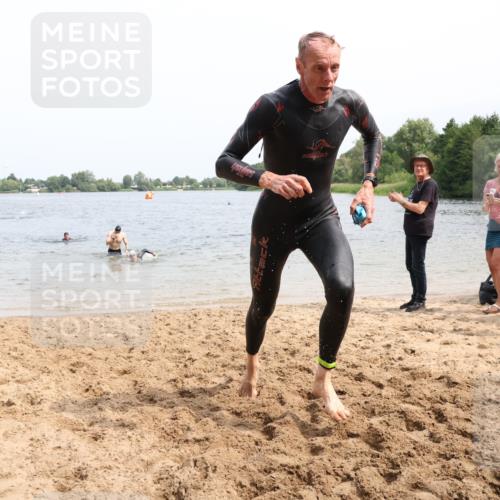 15.06.2025 - 27. Vierlanden-Triathlon Lena Gebhardt http://msf.ph/oto/8027911 15.06.2025 11:01:20 Schwimmen 717, 808, 869 meine-sportfotos.de